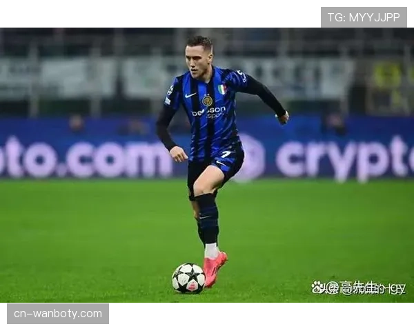 波兰中场泽林斯基组织核心 调度球队进攻